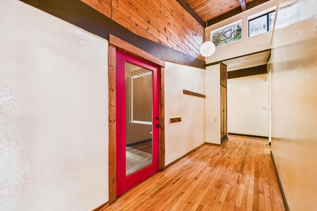 Building Photo - 2910 Greenbriar Ln