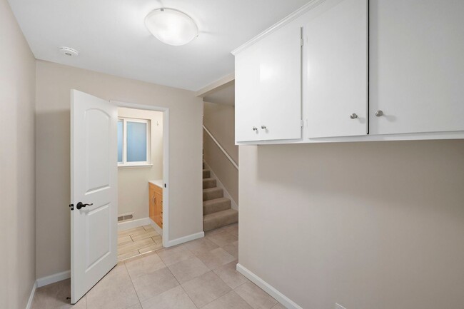 Building Photo - Spacious Menlo Park Retreat with 6 Bedroom...