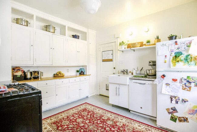 Building Photo - 2 bedroom 1 bath Upper level - VIDEO TOUR