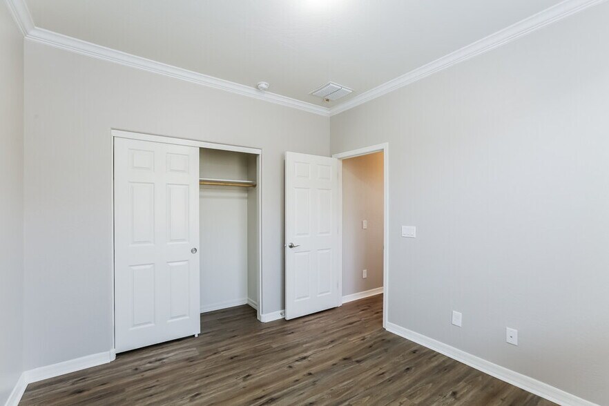 Building Photo - 6417 S 47th Dr