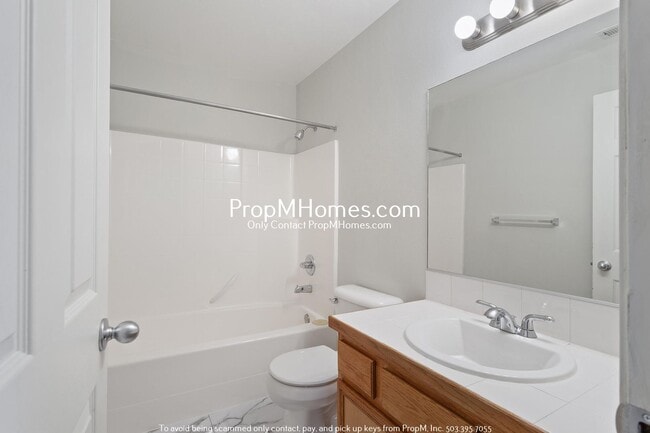 Building Photo - Three Bedroom Home in Aloha w/ Forest Like Surrounding!