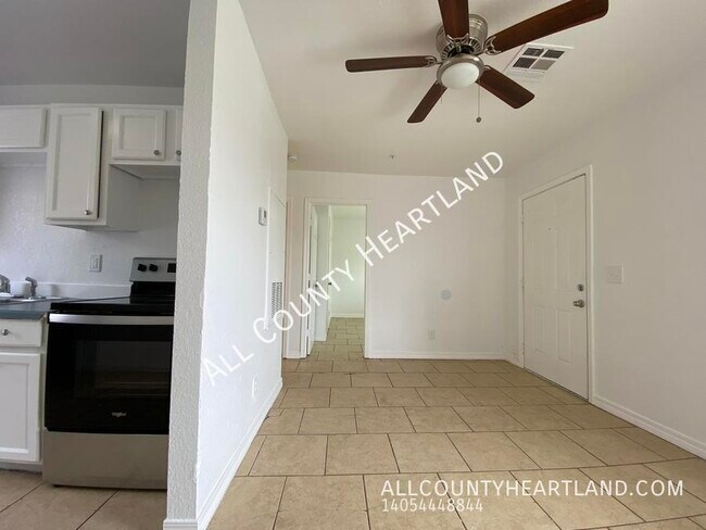 Building Photo - 944 SE 14th St