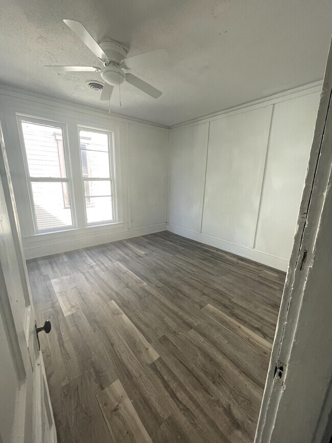 Building Photo - 419 W Howard