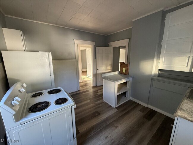 Building Photo - 204 Broad Ave NW