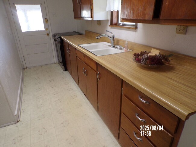 Building Photo - centrally located, pets negotiable with owner approval