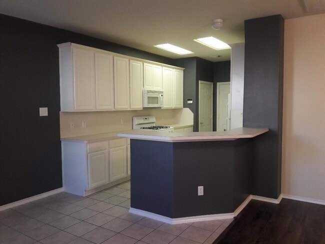 Building Photo - 16610 Newglen Ln