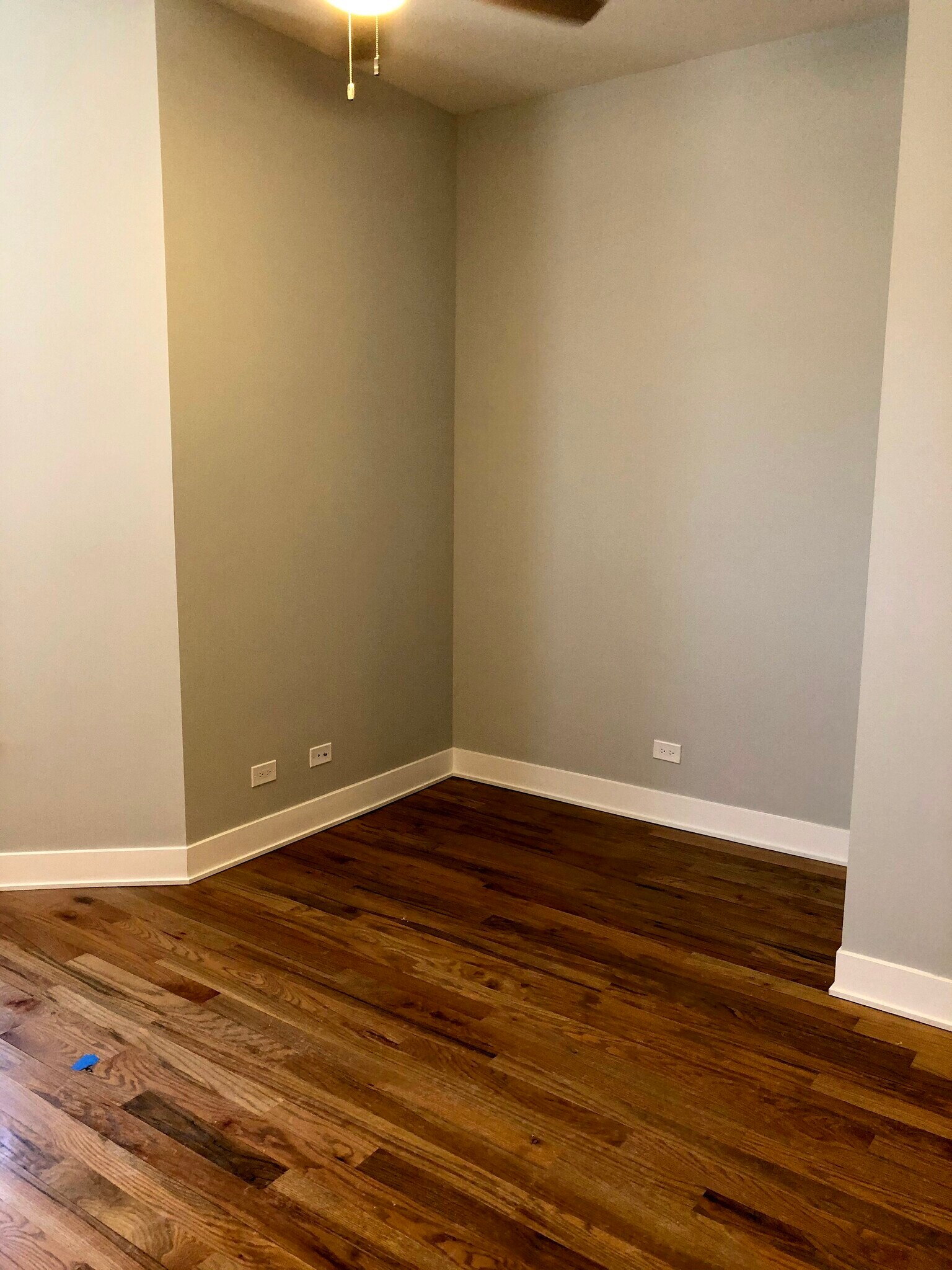 Building Photo - 354 W Dickens Ave