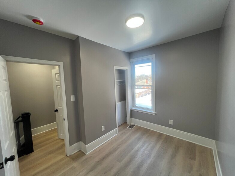 Building Photo - 1018 W 8th St