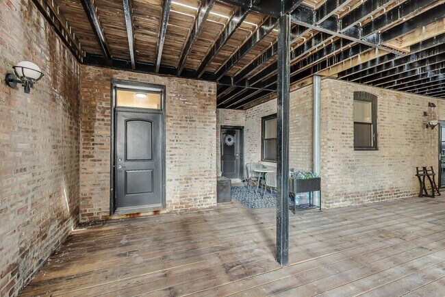 Building Photo - 1910 N Washtenaw Ave