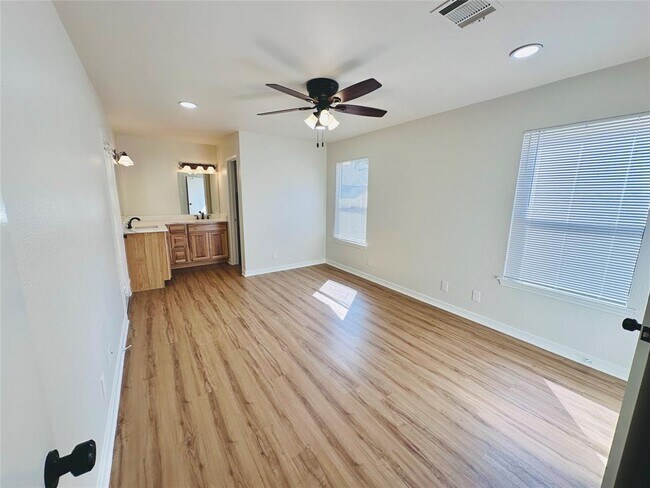 Building Photo - 1605 Somerset Dr