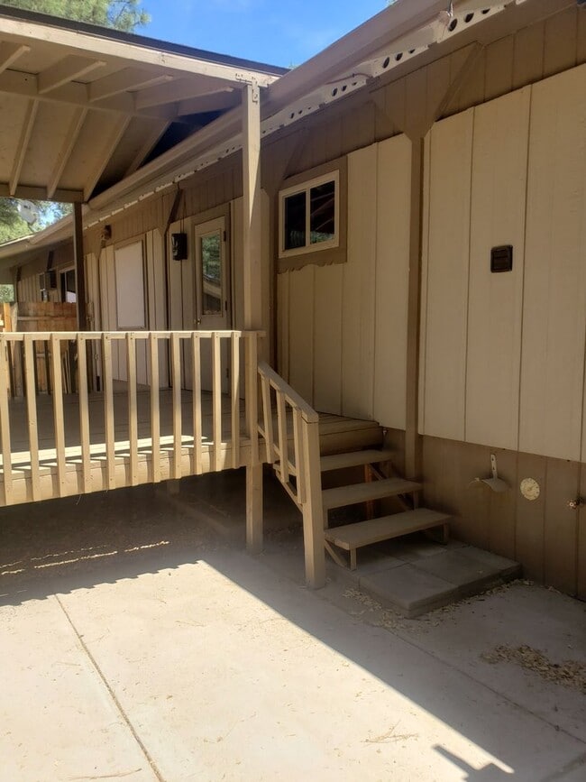 Building Photo - Adorable 2 bed / 1.5 bath with 1 car garage