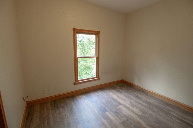 Building Photo - 1420 Bradford Dr