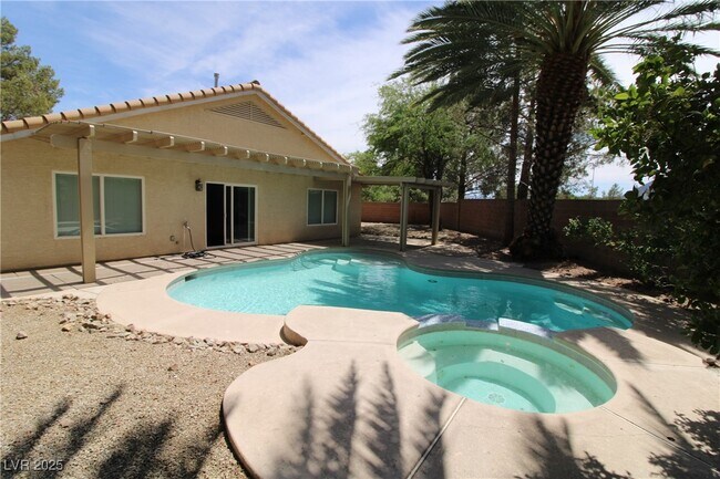 Building Photo - 301 Laguna Glen Dr
