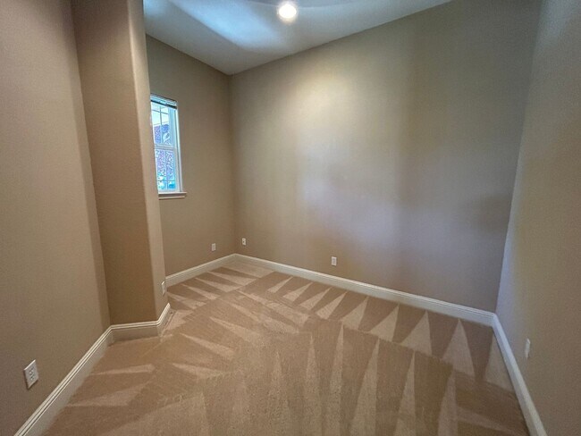 Building Photo - Nice Oakdale home on corner lot
