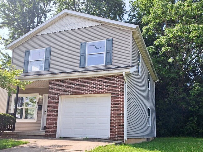 Building Photo - 4 Bed / 2 Full Bath House on a Quiet Dead-End Street — Attached Garage, Central A/C, W/D Hookups ...