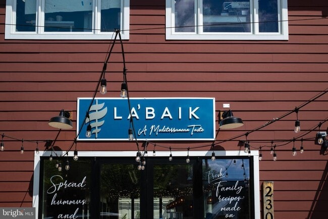 Building Photo - 432 E Luray Ave