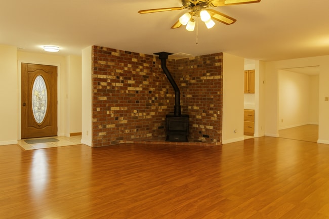 Building Photo - Spacious SW Bend Home on Nearly Half an Ac...