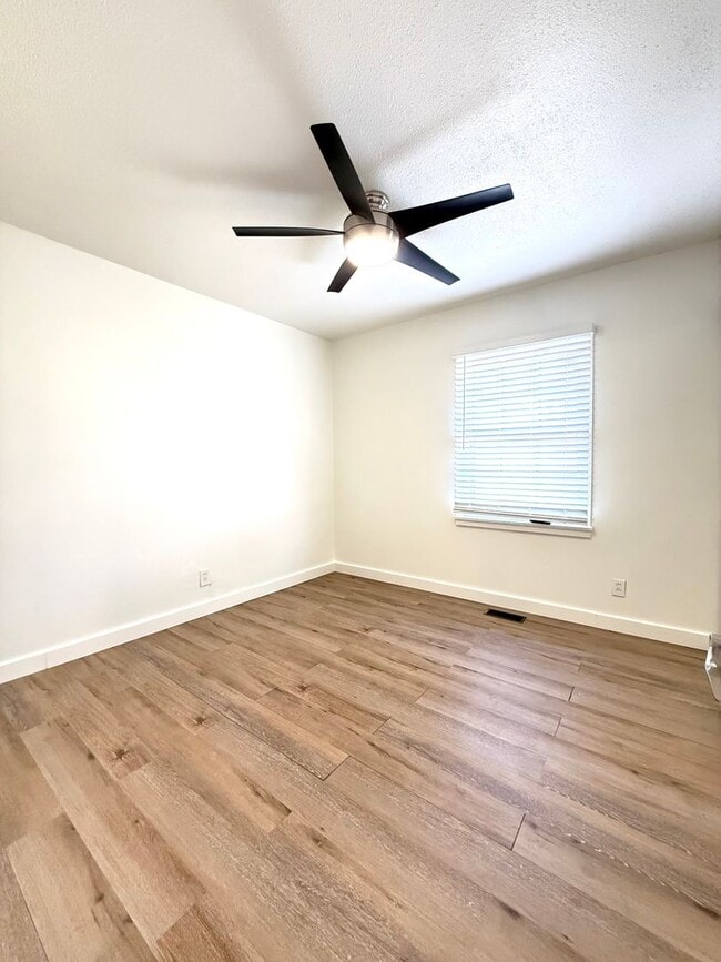 Building Photo - Adorable 3 bed/1.5 bath house with yard