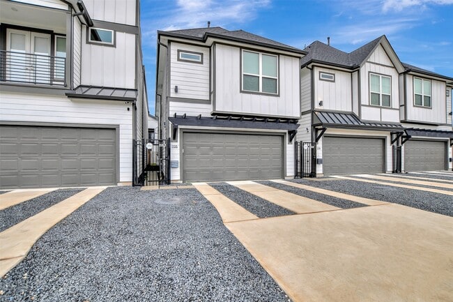 Building Photo - 119 E 43rd St