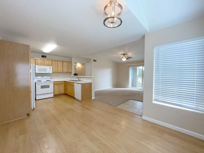 Building Photo - 3 bedroom condo in Broomfield! Master bedr...
