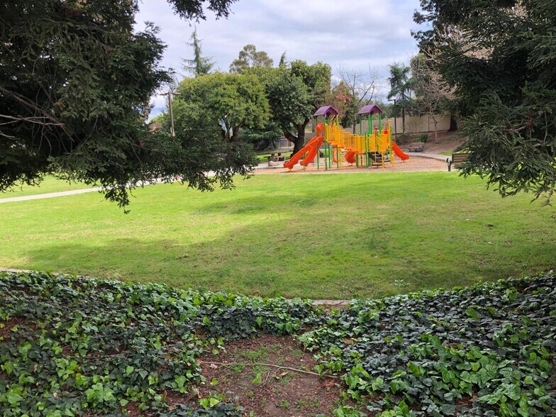 Building Photo - 2400 Lincoln Village Dr