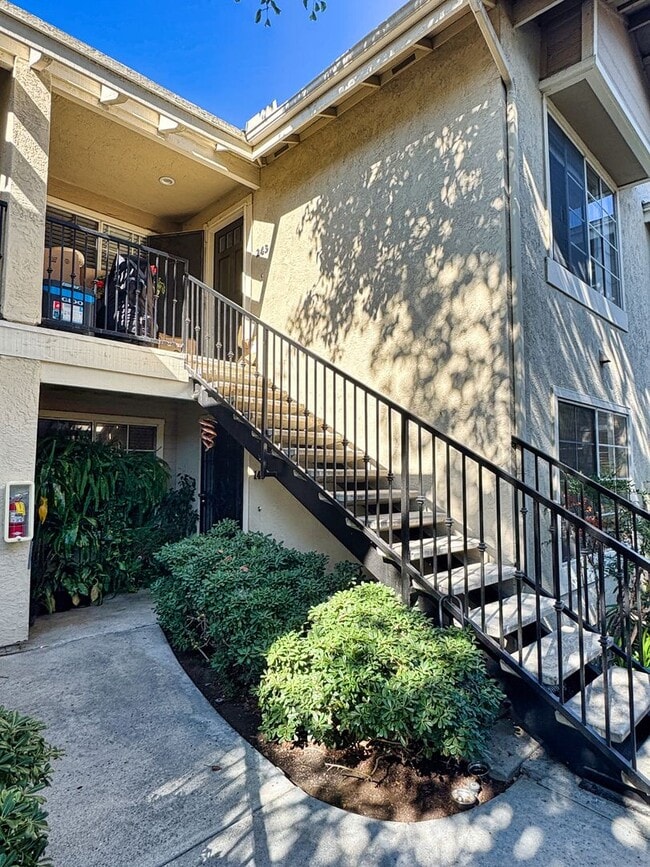 Building Photo - Beautiful and Bright 2-Bedroom Condo