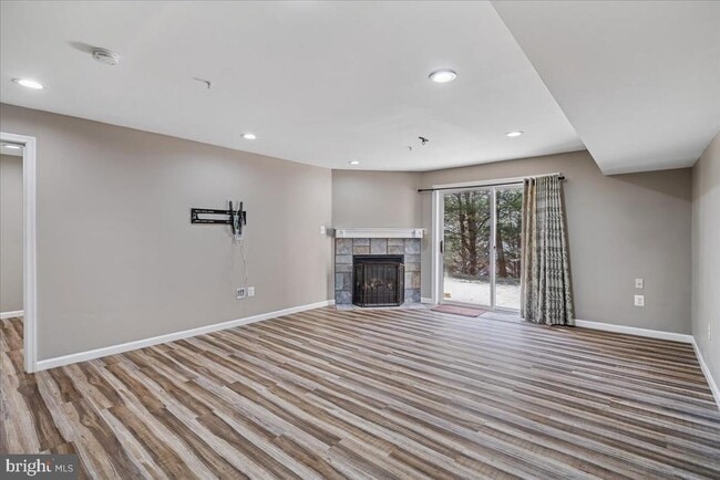 Building Photo - 2238 Merion Pond