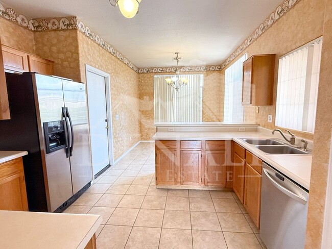 Building Photo - 5061 W Glenview Pl