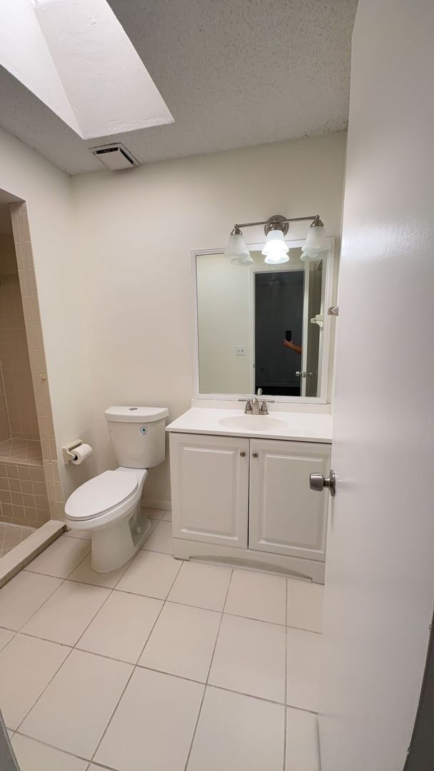 Building Photo - Spacious 3 bedroom, 2 bath, large screened...