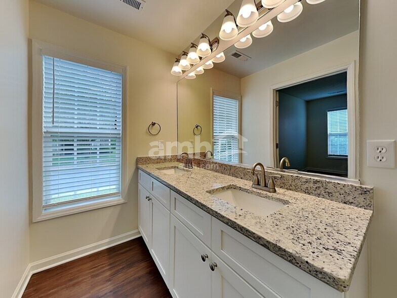 Building Photo - 5715 Regent Village Dr