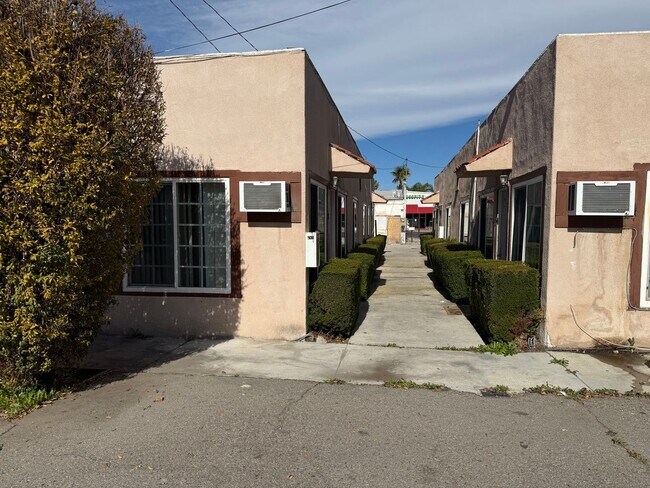 Building Photo - 2 Bedroom 1 Bath