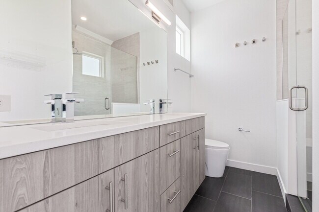 Building Photo - Beautiful Sloans lake Two Bed / Two and a ...
