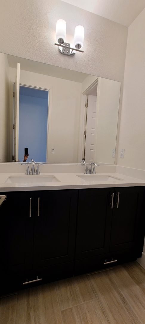 Building Photo - Stunning home with luxurious wood floor and beautiful spacious yard