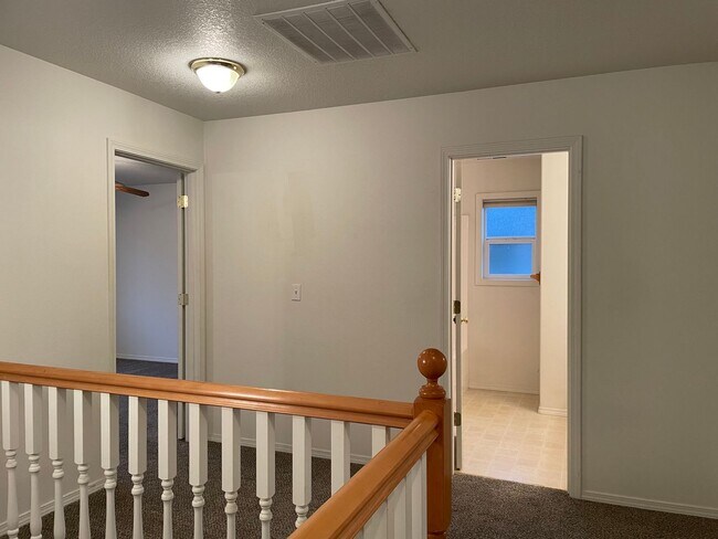 Building Photo - FANTASTIC 4 Bed 2.5 Bath Home in Salmon Creek! HUGE side yard and back yard! Extra large private ...