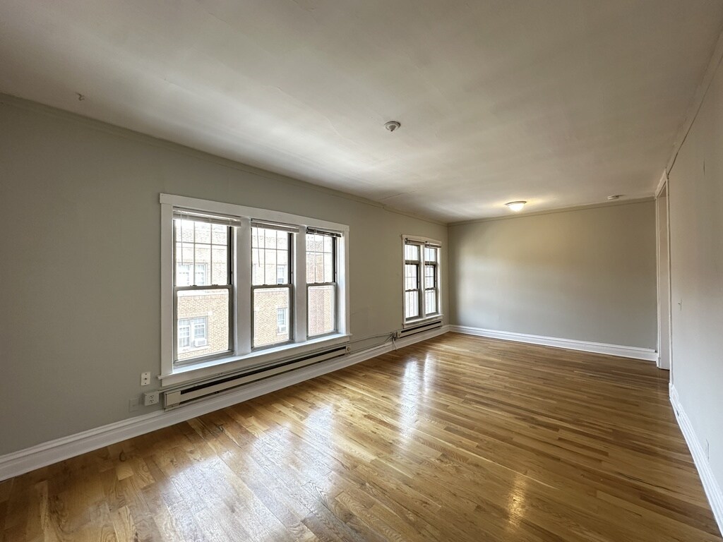 Building Photo - 631 W Barry Ave