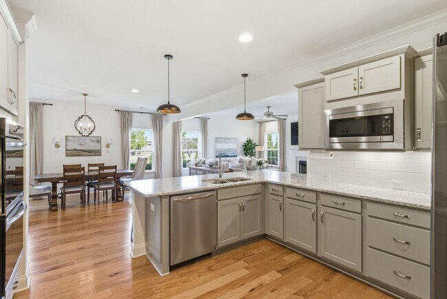 Building Photo - Luxury Executive Living in Sought-After Franklin Community