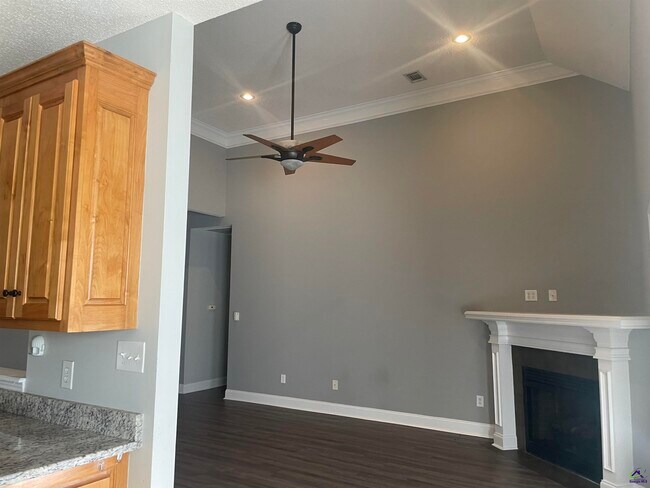 Building Photo - 712 Post Oak Way