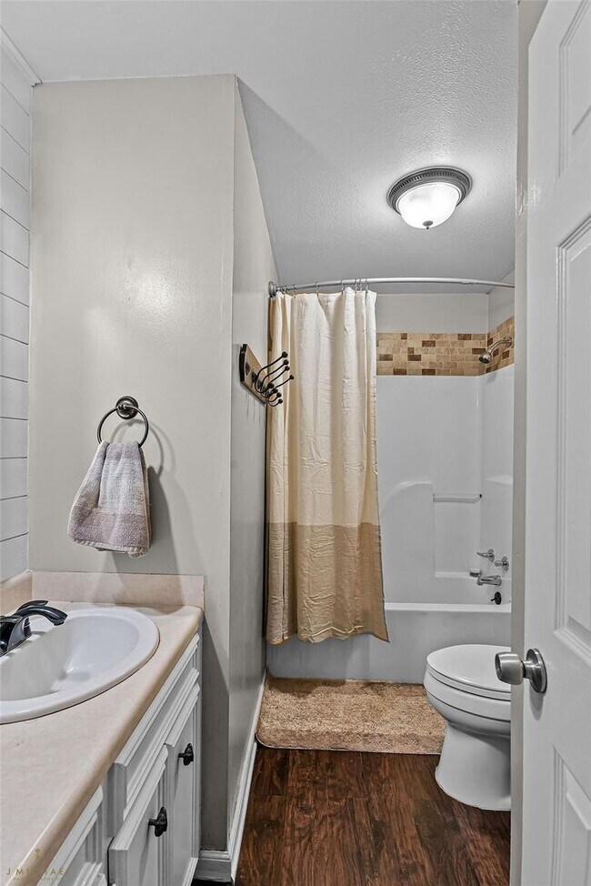 Building Photo - 5520 Knollcrest Dr