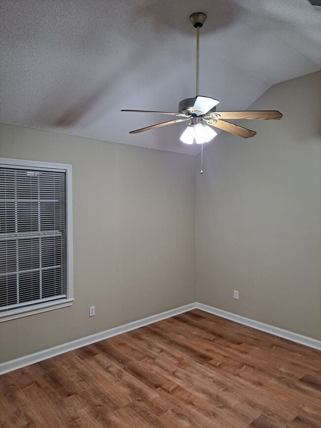 Building Photo - 3 Bed/3 Bath