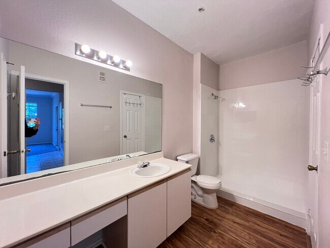 Building Photo - Spacious 1/1 condo!
