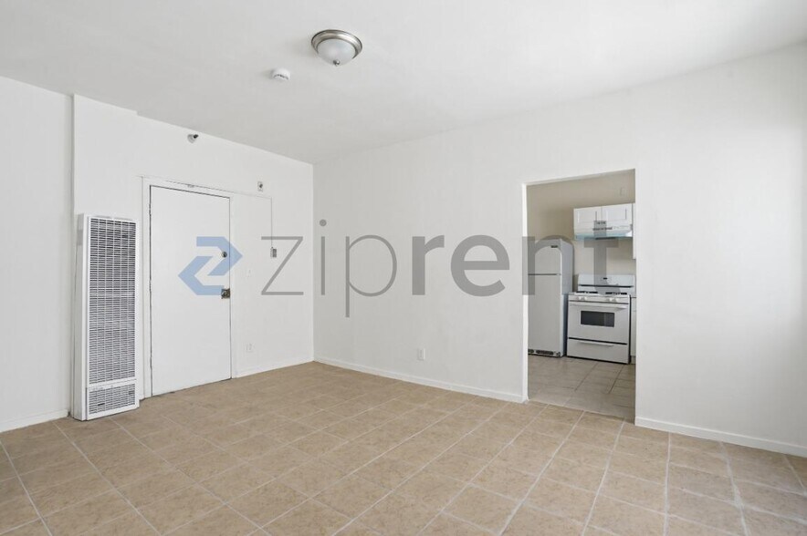 Building Photo - Unit 4