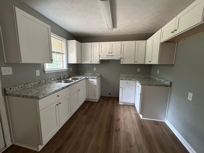 Building Photo - 2920 Lone Oak Rd