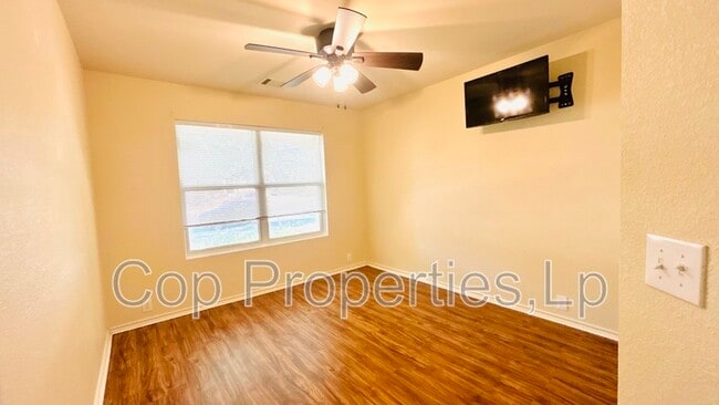 Building Photo - 5132 Columbia Dr