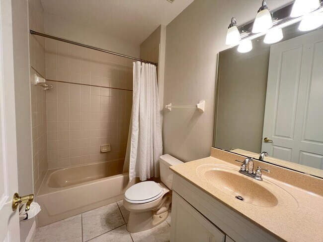 Building Photo - GORGEOUS SINGLE FAMILY HOME - PROPERTY  FU...