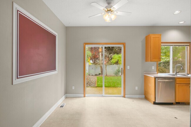 Building Photo - Fantastic Location - Beaverton 3 Bedroom, 2.5 Bath Townhome