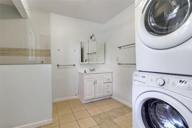 Building Photo - 1706 Maple Ave