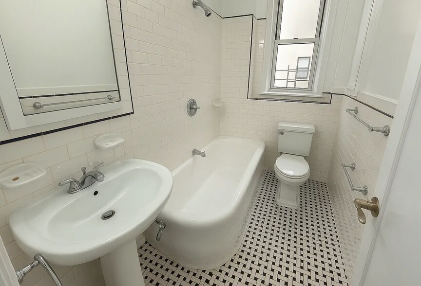 Building Photo - 112 W 13th St