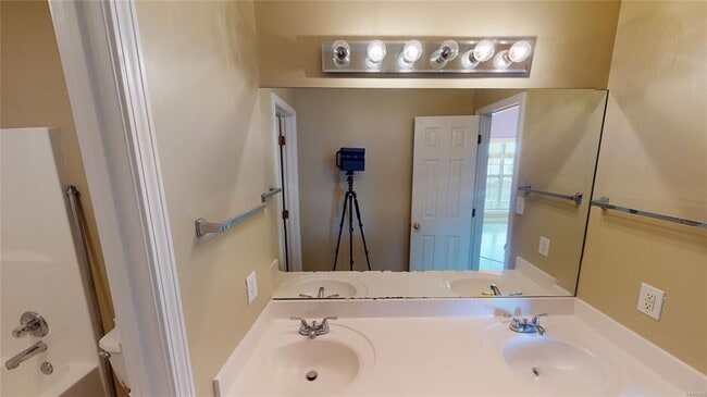 Building Photo - 615 Castle Brook Dr