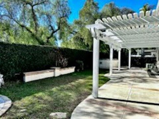 Building Photo - RARE 5 BEDROOMS in the BRIARWOOD Neighborh...