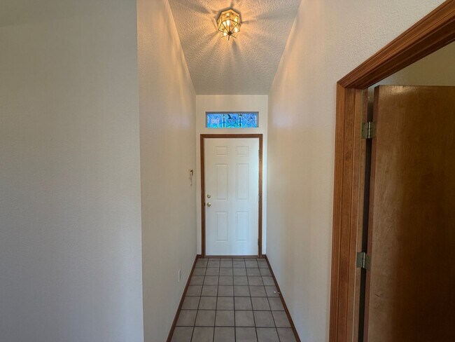 Building Photo - 3 Bedroom Single Story Home Available Near Unser Blvd NW & Ladera Dr NW!